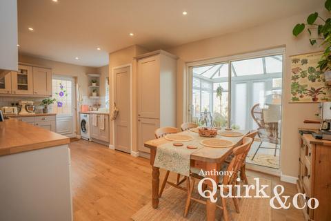 2 bedroom detached house for sale, Urmond Road, Canvey Island, SS8