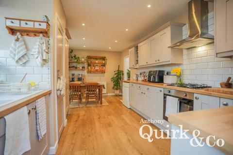 2 bedroom detached house for sale, Urmond Road, Canvey Island, SS8