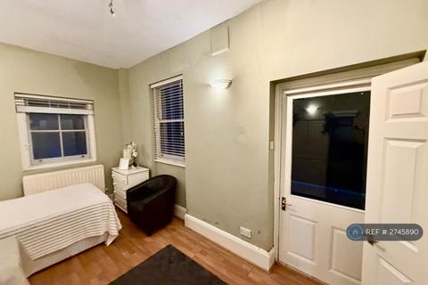 1 bedroom in a flat share to rent, St. Stephen's Gardens, London, W2