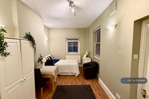 1 bedroom in a flat share to rent, St. Stephen's Gardens, London, W2