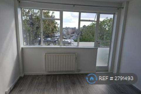 Studio to rent, Pullman Court, London, SW2