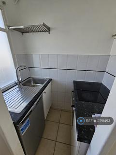 Studio to rent, Pullman Court, London, SW2