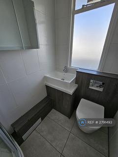 Studio to rent, Pullman Court, London, SW2
