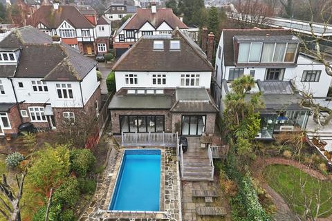 4 bedroom house for sale, Hollybush Close, Snaresbrook