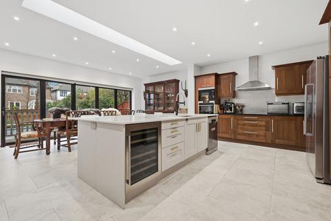 4 bedroom house for sale, Hollybush Close, Snaresbrook