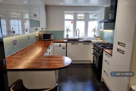 undefined, Laurel View, London, N12