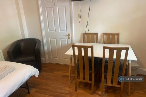 1 bedroom flat to rent, Leacroft Close, Staines-Upon-Thames, TW18