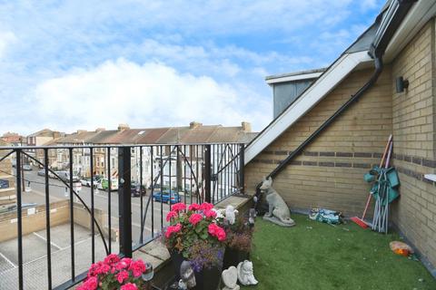 2 bedroom flat for sale, Broadway, Sheerness, Kent, ME12