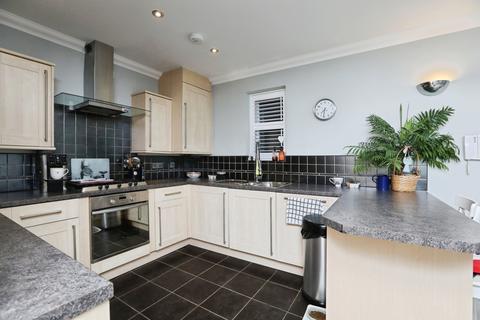 2 bedroom flat for sale, Broadway, Sheerness, Kent, ME12