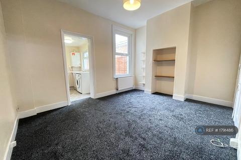 3 bedroom terraced house to rent, Hollybush Street, London, E13