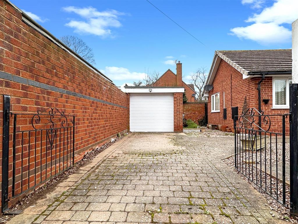 Gated Driveway &amp; Garage 343