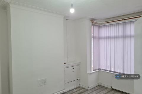 3 bedroom end of terrace house to rent, Amos Street, Manchester, M9