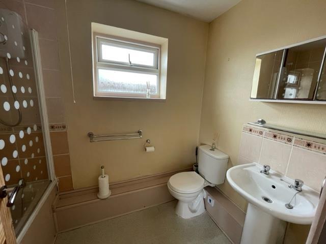 Bathroom 3.jpg