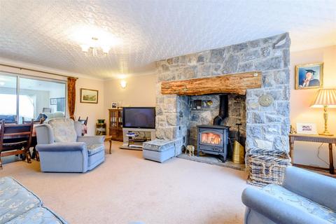 undefined, Brynrefail, Dulas