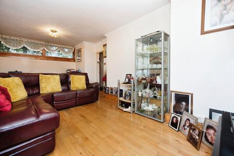 3 bedroom flat for sale, Walpole Place, London, SE18