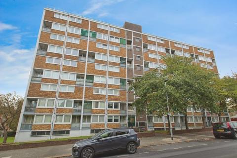 2 bedroom maisonette for sale, Kingsman Street, London, SE18