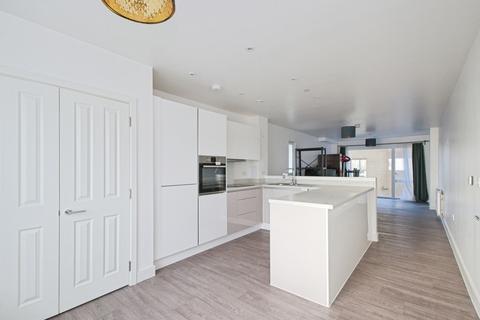 2 bedroom flat for sale, Peartree Way, London, SE10