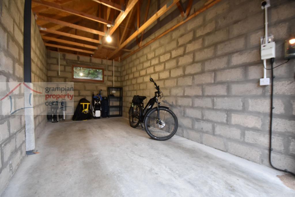 Garage .JPG