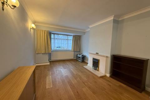 3 bedroom semi-detached house to rent, Cedar Avenue, Ruislip HA4