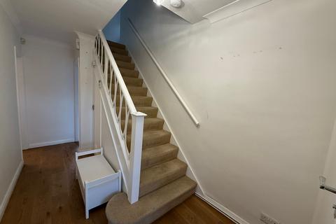3 bedroom semi-detached house to rent, Cedar Avenue, Ruislip HA4