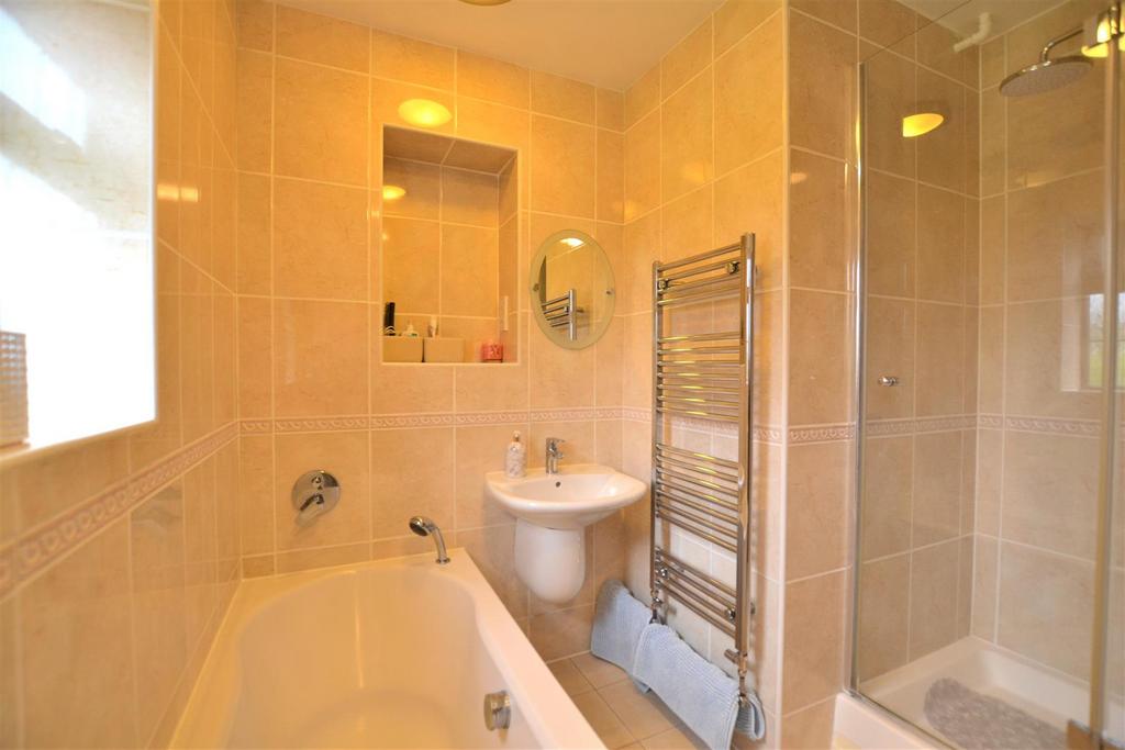 Family Bathroom 1.JPG