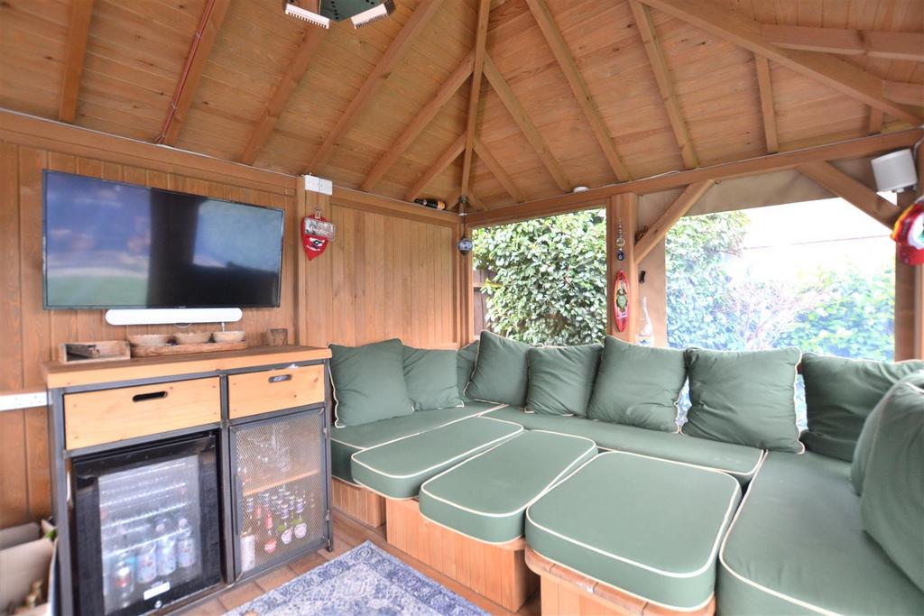 Outbuilding 2.JPG