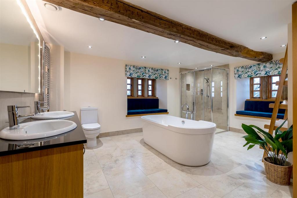 Master En-Suite Bathroom
