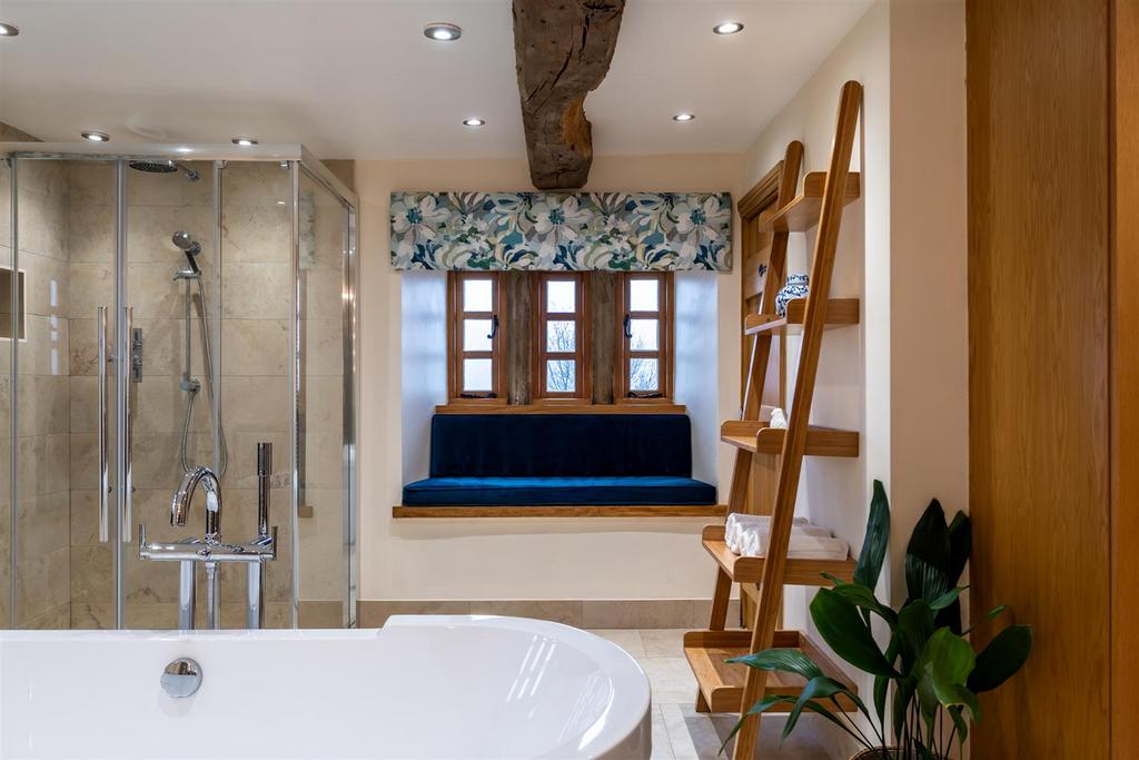 Master En-Suite Bathroom