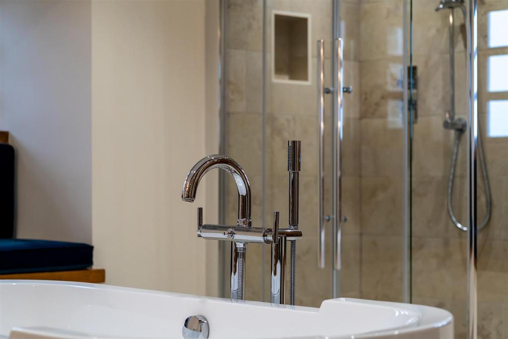 Master En-Suite Bathroom