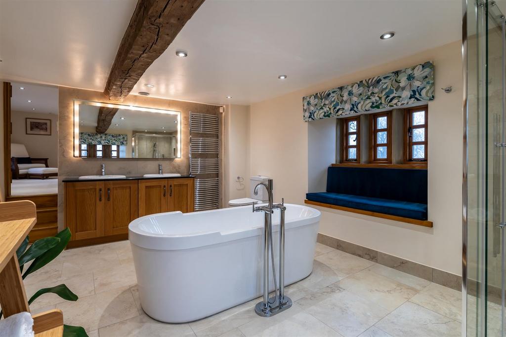 Master En-Suite Bathroom