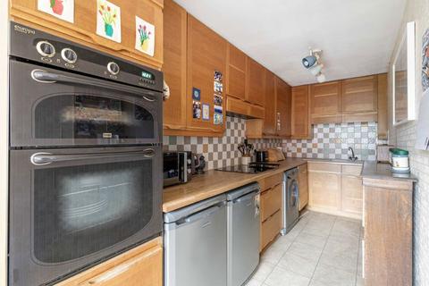 2 bedroom flat for sale, Holden Avenue, London N12