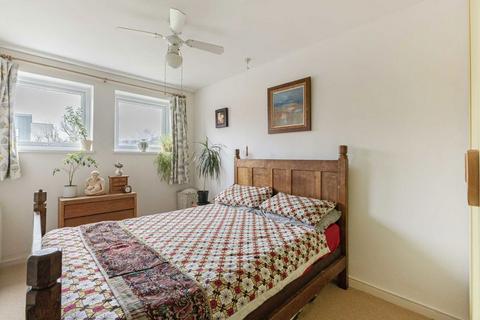 2 bedroom flat for sale, Holden Avenue, London N12