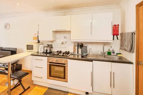 2 bedroom flat for sale, Batten Street, London, SW11