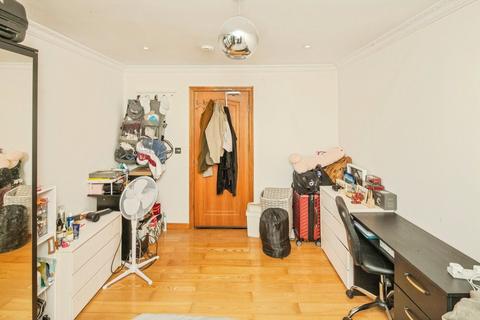 2 bedroom flat for sale, Batten Street, London, SW11