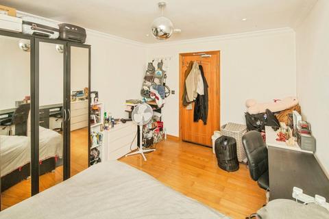 2 bedroom flat for sale, Batten Street, London, SW11