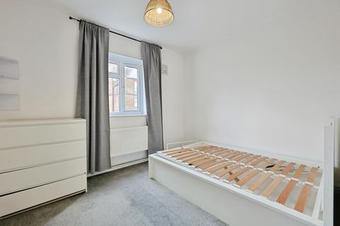 3 bedroom flat for sale, Honeywell Road, London, SW11