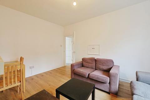 3 bedroom flat for sale, Honeywell Road, London, SW11