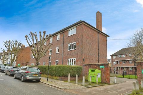 3 bedroom flat for sale, Honeywell Road, London, SW11