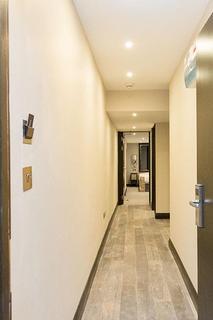 Studio to rent, Gloucester Terrace, London