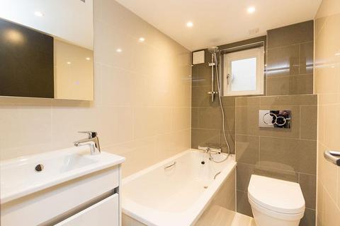 Studio to rent, Gloucester Terrace, London
