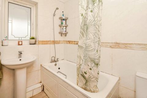 2 bedroom flat for sale, Batten Street, London, SW11
