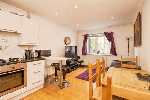 2 bedroom flat for sale, Batten Street, London, SW11