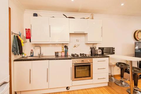 2 bedroom flat for sale, Batten Street, London, SW11