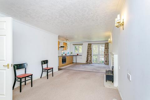 2 bedroom flat for sale, Bourne Court, 91-103 Croydon Road, Caterham, Surrey, CR3