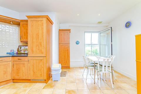 2 bedroom flat for sale, Boundary Point, Coldstream Road, Caterham, CR3