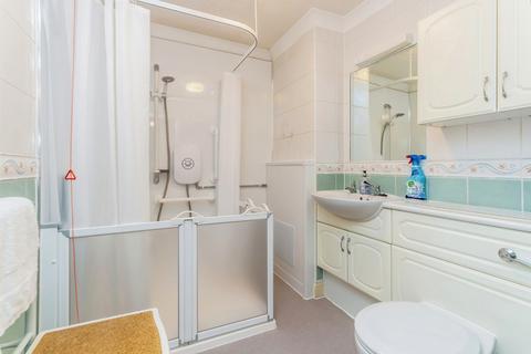 2 bedroom flat for sale, Pegasus Court, Stafford Road, Caterham, Surrey, CR3