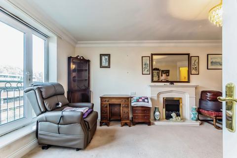 2 bedroom flat for sale, Pegasus Court, Stafford Road, Caterham, Surrey, CR3