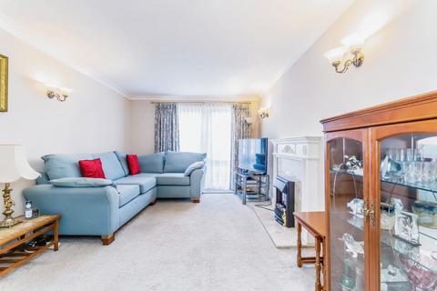 2 bedroom flat for sale, Beechwood Gardens, Caterham, Surrey, CR3