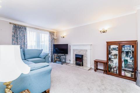 2 bedroom flat for sale, Beechwood Gardens, Caterham, Surrey, CR3
