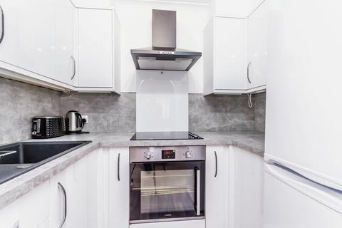 2 bedroom flat for sale, Beechwood Gardens, Caterham, Surrey, CR3